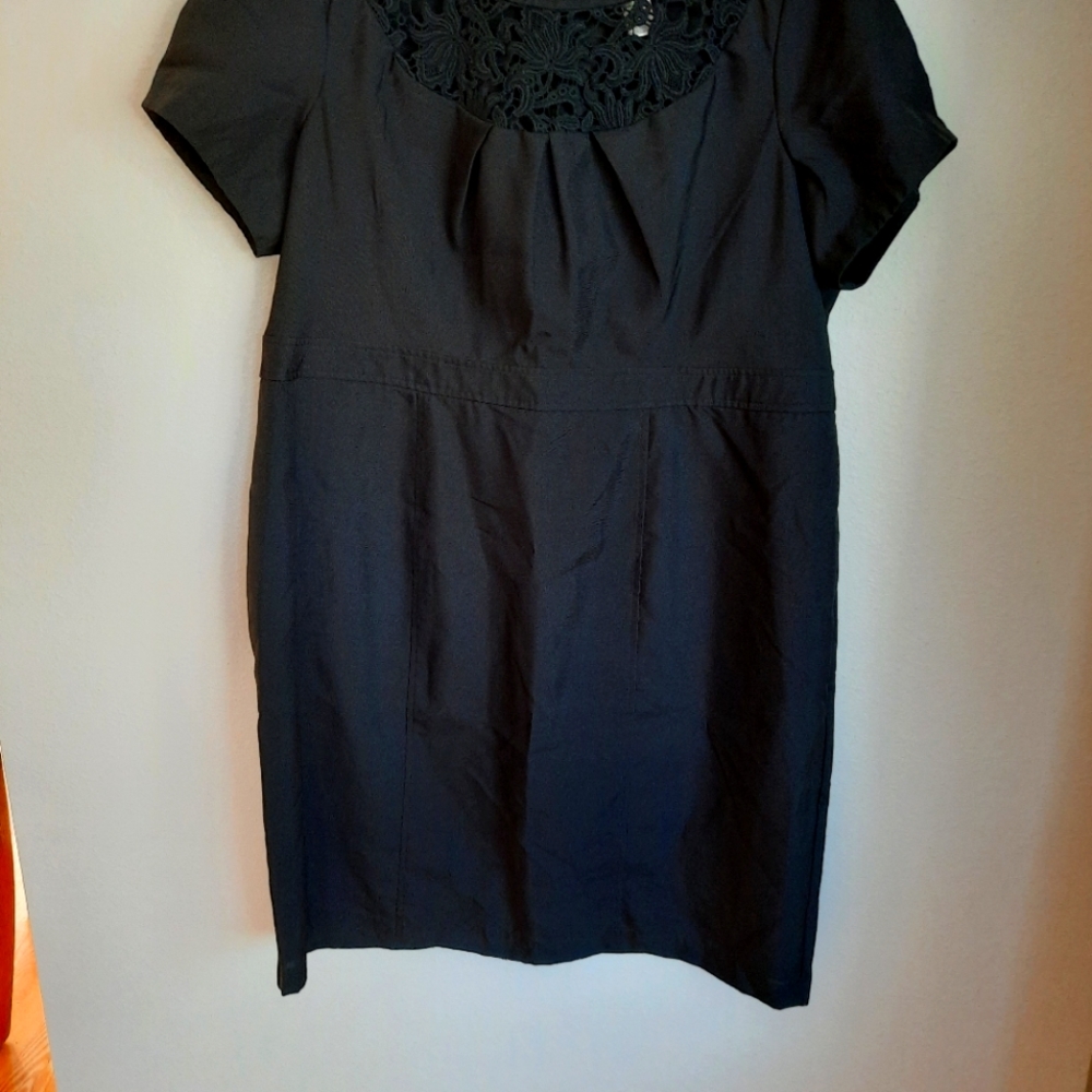 {22} Allison Woods Black Round Neck Dress